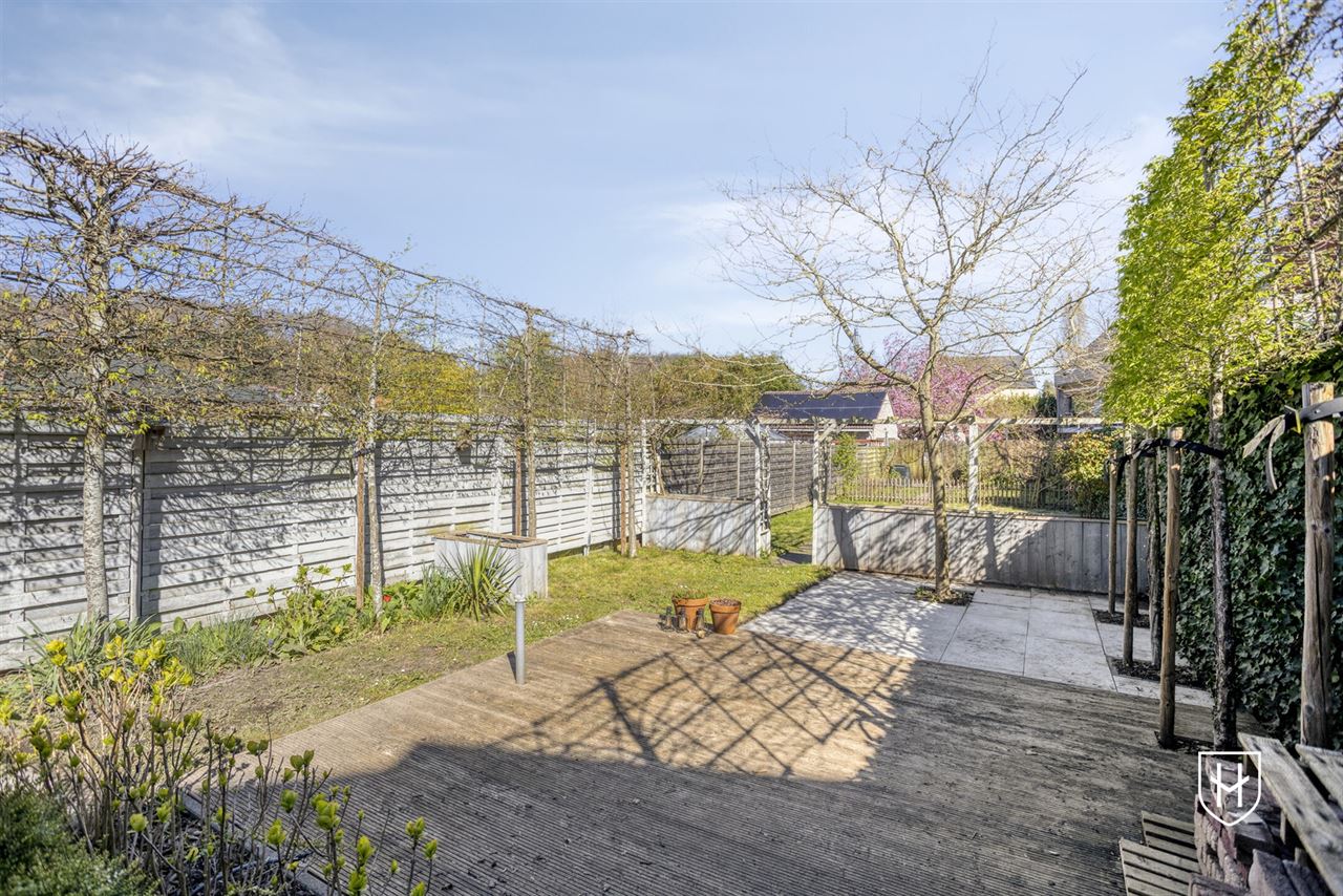 Halfvrijstaand woonhuis met zonnepanelen, 4 slaapkamers, een inpandige garage en een diepe achtertuin, rustig gelegen in Riemst-Kanne