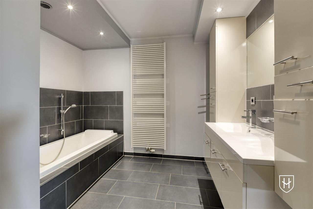 Modern en hedendaags hoekappartement met 2 slaapkamers en zicht op parktuin