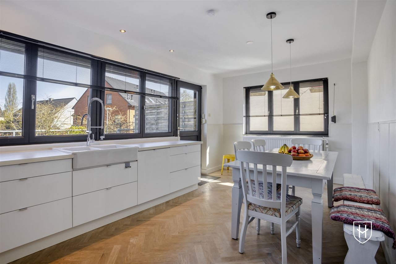 Halfvrijstaand woonhuis met zonnepanelen, 4 slaapkamers, een inpandige garage en een diepe achtertuin, rustig gelegen in Riemst-Kanne