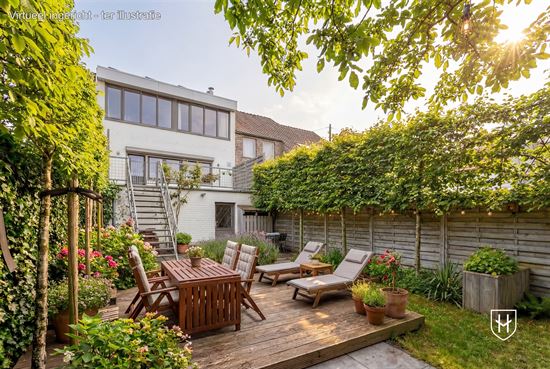 Halfvrijstaand woonhuis met zonnepanelen, 4 slaapkamers, een inpandige garage en een diepe achtertuin, rustig gelegen in Riemst-Kanne