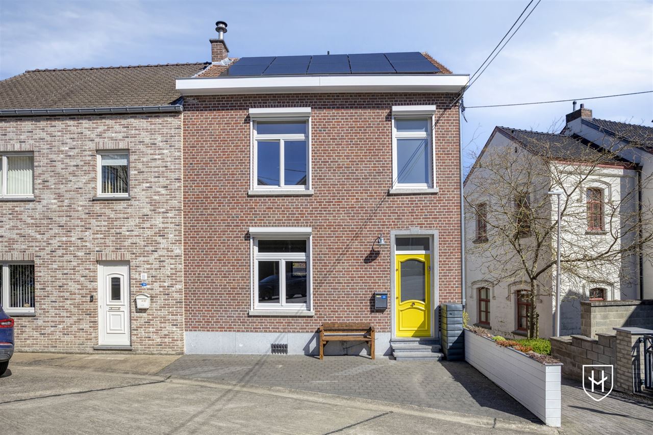 Halfvrijstaand woonhuis met zonnepanelen, 4 slaapkamers, een inpandige garage en een diepe achtertuin, rustig gelegen in Riemst-Kanne