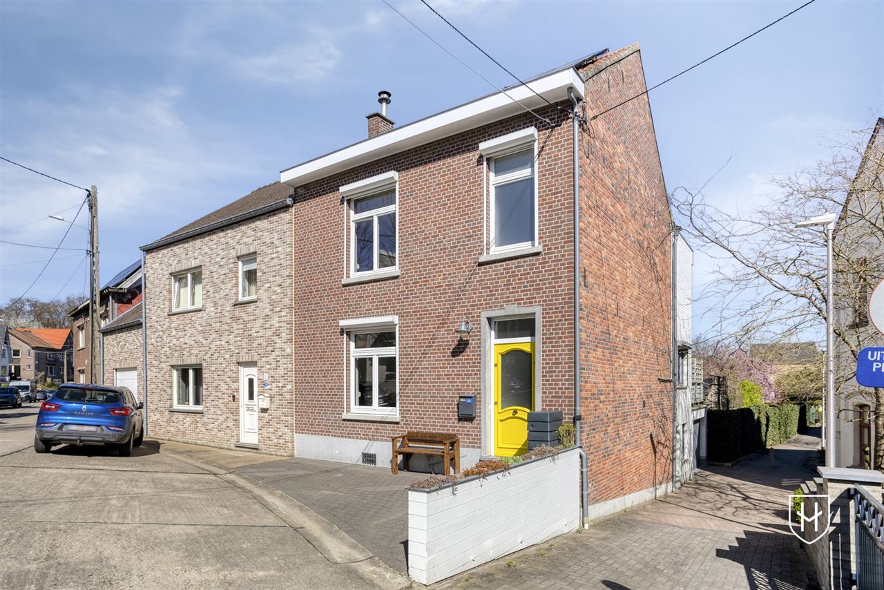 Halfvrijstaand woonhuis met zonnepanelen, 4 slaapkamers, een inpandige garage en een diepe achtertuin, rustig gelegen in Riemst-Kanne