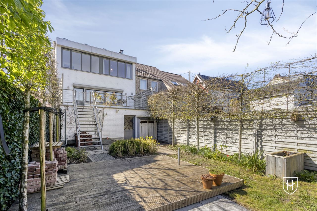Halfvrijstaand woonhuis met zonnepanelen, 4 slaapkamers, een inpandige garage en een diepe achtertuin, rustig gelegen in Riemst-Kanne