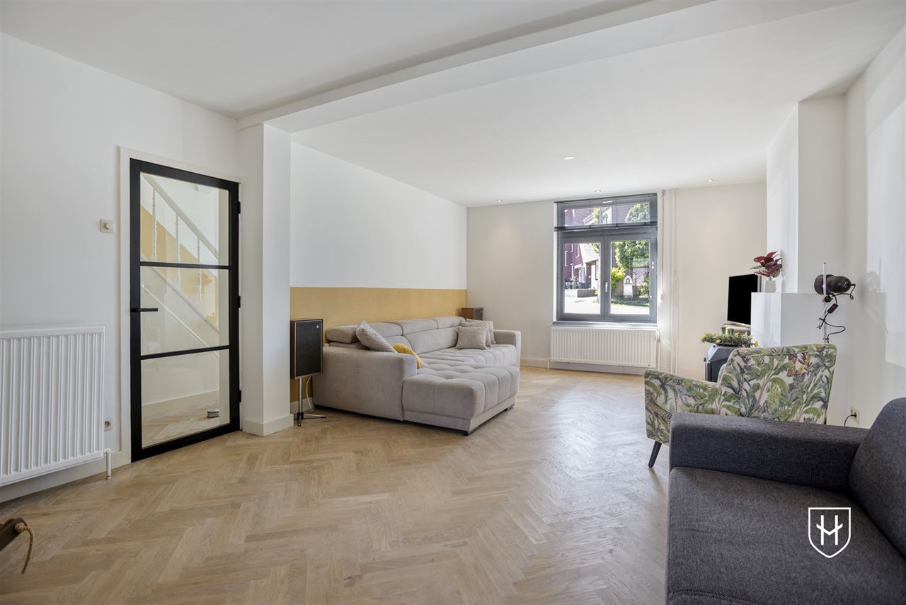 Halfvrijstaand woonhuis met zonnepanelen, 4 slaapkamers, een inpandige garage en een diepe achtertuin, rustig gelegen in Riemst-Kanne