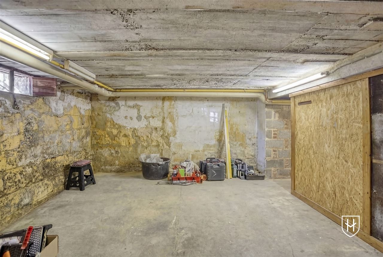 Halfvrijstaand woonhuis met zonnepanelen, 4 slaapkamers, een inpandige garage en een diepe achtertuin, rustig gelegen in Riemst-Kanne