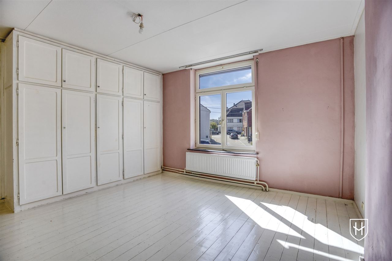 Halfvrijstaand woonhuis met zonnepanelen, 4 slaapkamers, een inpandige garage en een diepe achtertuin, rustig gelegen in Riemst-Kanne