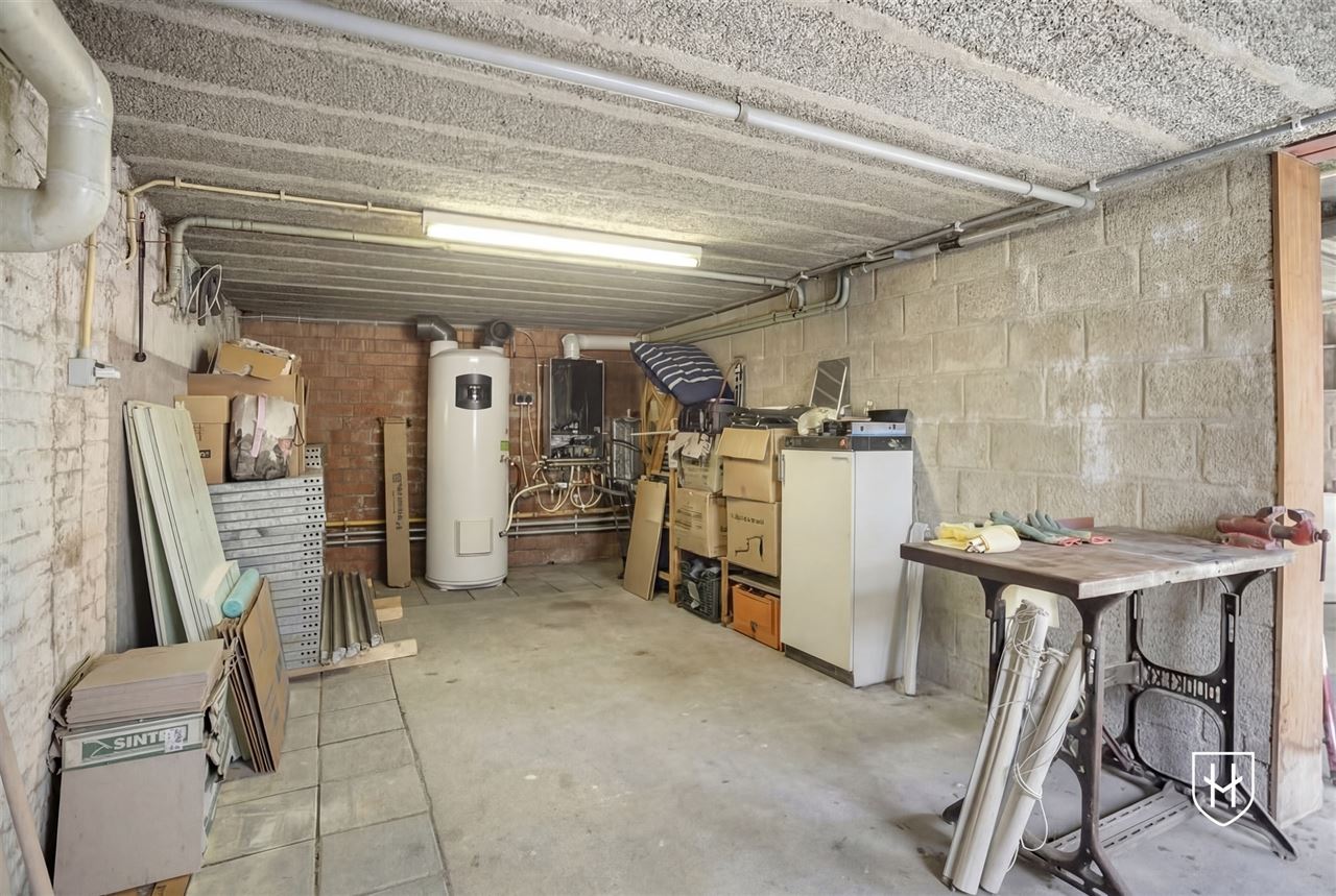 Halfvrijstaand woonhuis met zonnepanelen, 4 slaapkamers, een inpandige garage en een diepe achtertuin, rustig gelegen in Riemst-Kanne