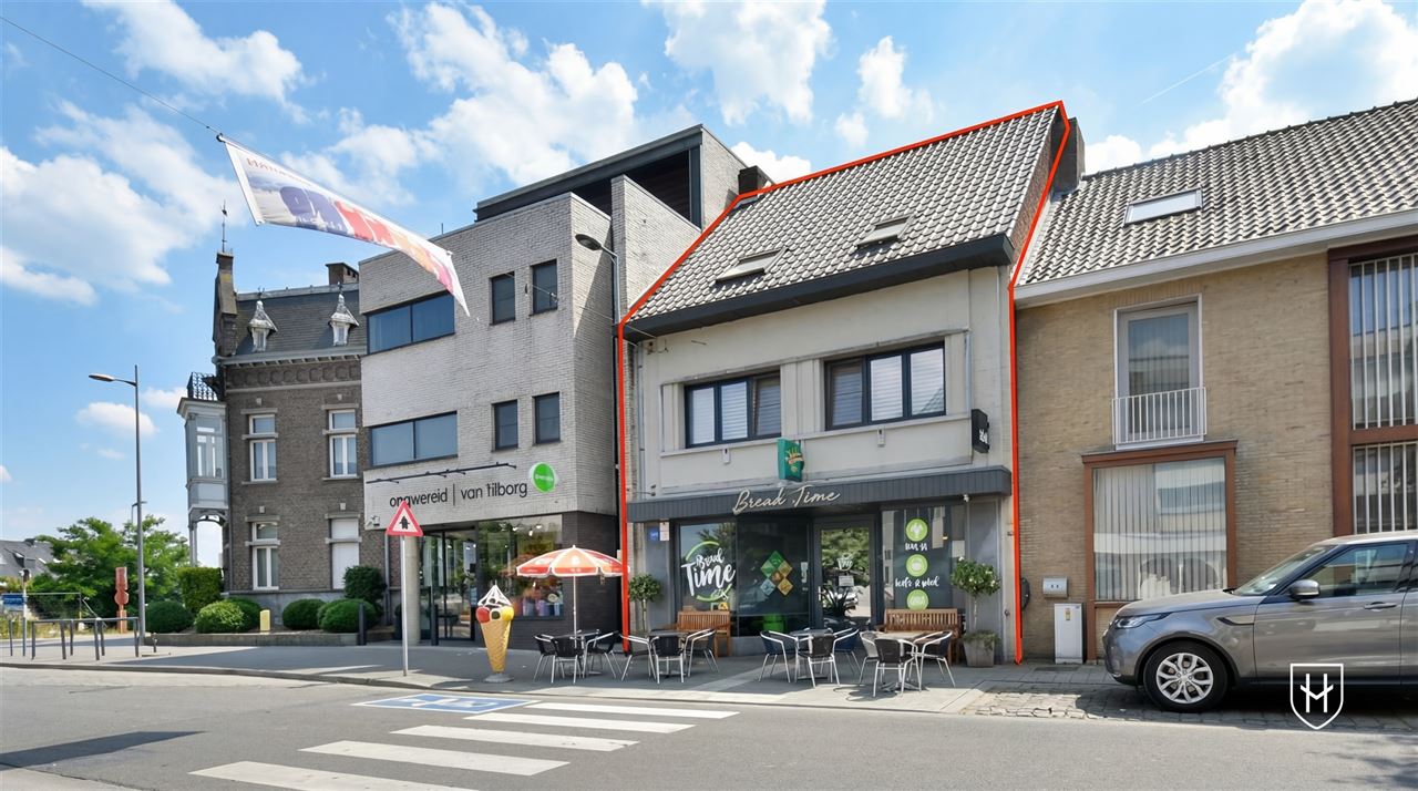 Commercieel gebouw op toplocatie met handelsgelijkvloers, garage en zeer royale bovenwoning met riant dakterras in hartje Lanaken
