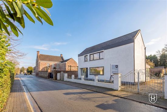 Exclusive renovated house with 4 bedrooms, 2 bathrooms and spacious garage with south-facing garden in a popular location in Lanaken-Neerharen