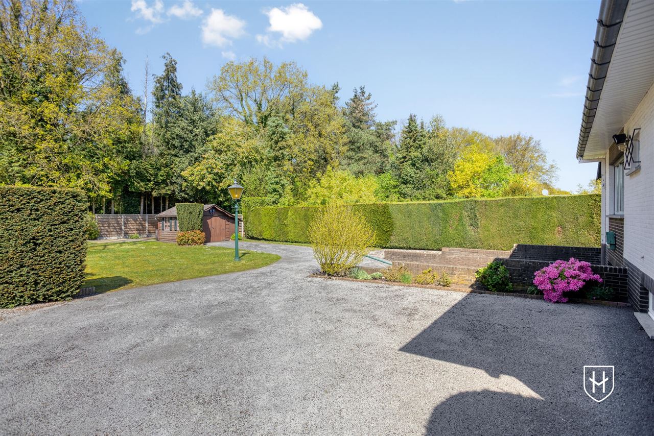 Goed onderhouden bungalowwoning met 3 slaapkamers, gelegen op een mooi perceel van maar liefst 10a 18ca, in een rustige en groene omgeving te Genk.
