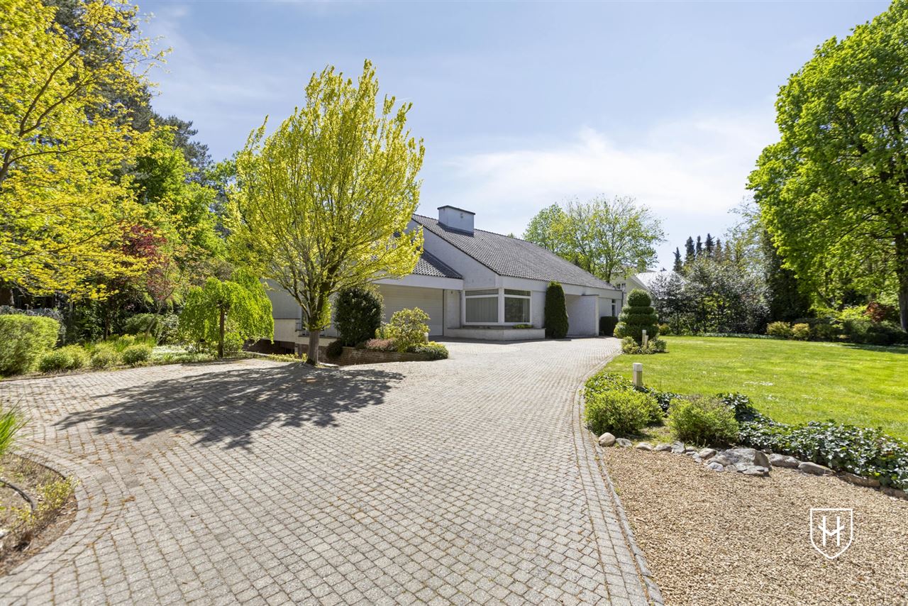Architecturale villa met riante garage voor 10 wagens en binnenzwembad, op een schitterend perceel van 28a 89ca, prominent gelegen in vermaarde villawijk te Maasmechelen