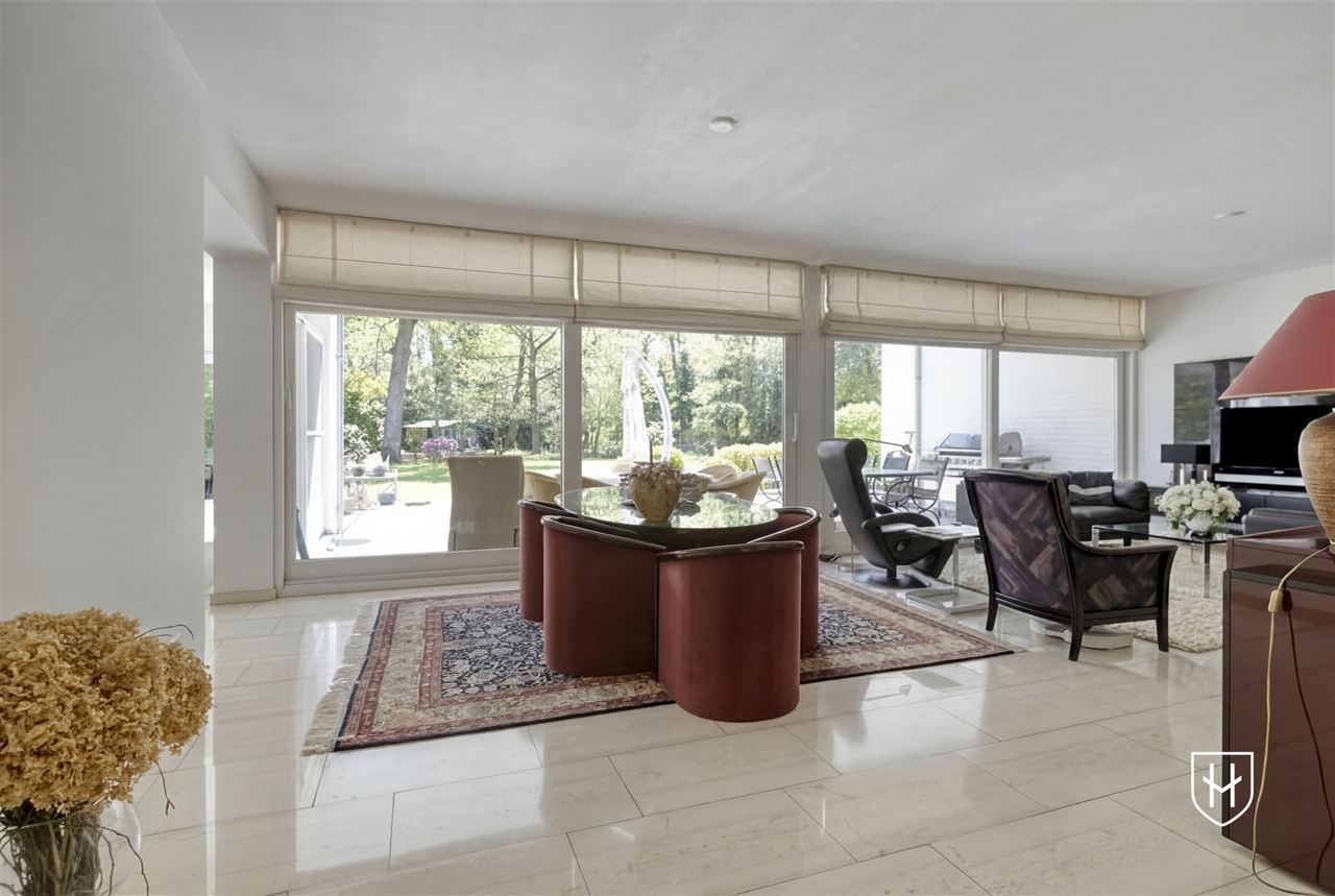 Architecturale villa met riante garage voor 10 wagens en binnenzwembad, op een schitterend perceel van 28a 89ca, prominent gelegen in vermaarde villawijk te Maasmechelen