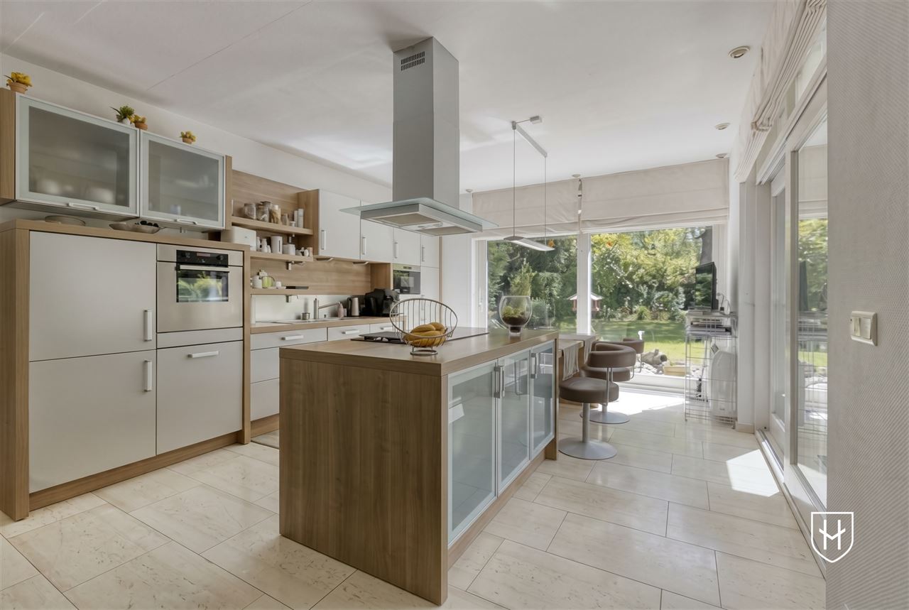 Architecturale villa met riante garage voor 10 wagens en binnenzwembad, op een schitterend perceel van 28a 89ca, prominent gelegen in vermaarde villawijk te Maasmechelen