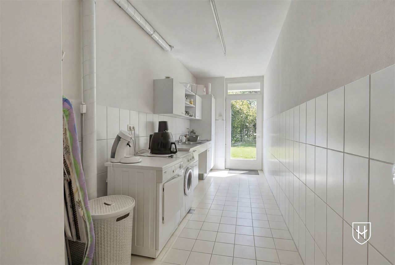Architecturale villa met riante garage voor 10 wagens en binnenzwembad, op een schitterend perceel van 28a 89ca, prominent gelegen in vermaarde villawijk te Maasmechelen