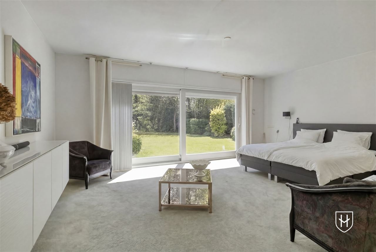 Architecturale villa met riante garage voor 10 wagens en binnenzwembad, op een schitterend perceel van 28a 89ca, prominent gelegen in vermaarde villawijk te Maasmechelen