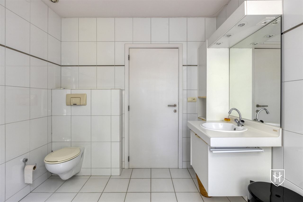 Architecturale villa met riante garage voor 10 wagens en binnenzwembad, op een schitterend perceel van 28a 89ca, prominent gelegen in vermaarde villawijk te Maasmechelen