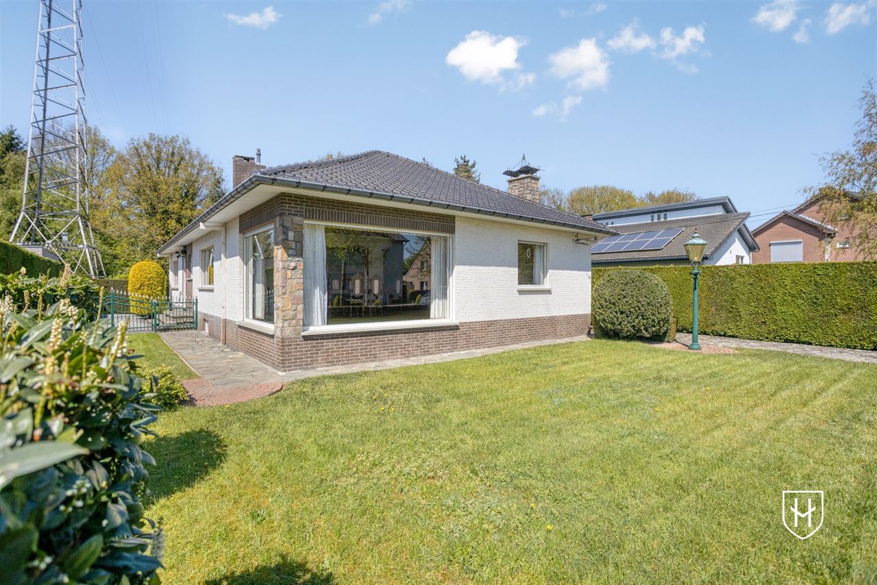 Goed onderhouden bungalowwoning met 3 slaapkamers, gelegen op een mooi perceel van maar liefst 10a 18ca, in een rustige en groene omgeving te Genk.