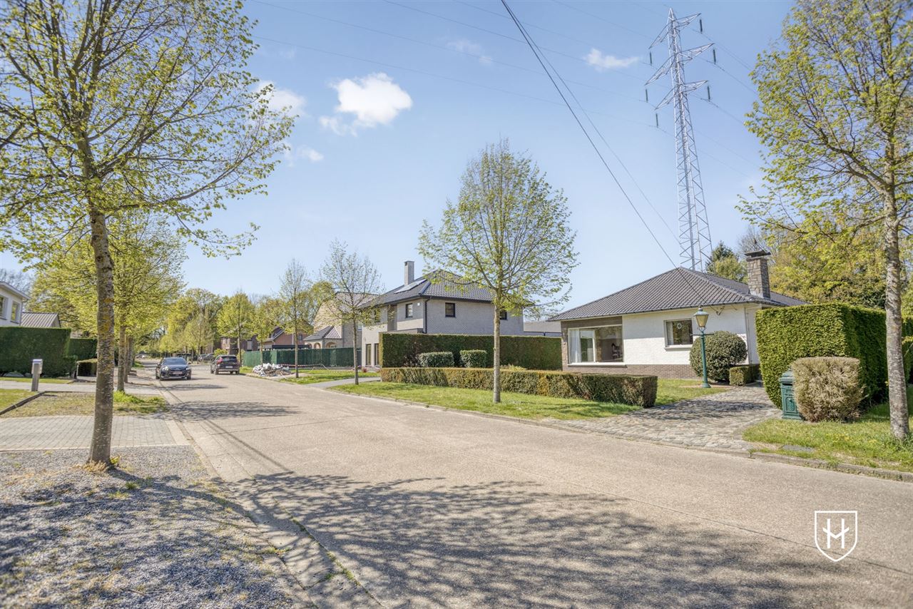 Goed onderhouden bungalowwoning met 3 slaapkamers, gelegen op een mooi perceel van maar liefst 10a 18ca, in een rustige en groene omgeving te Genk.