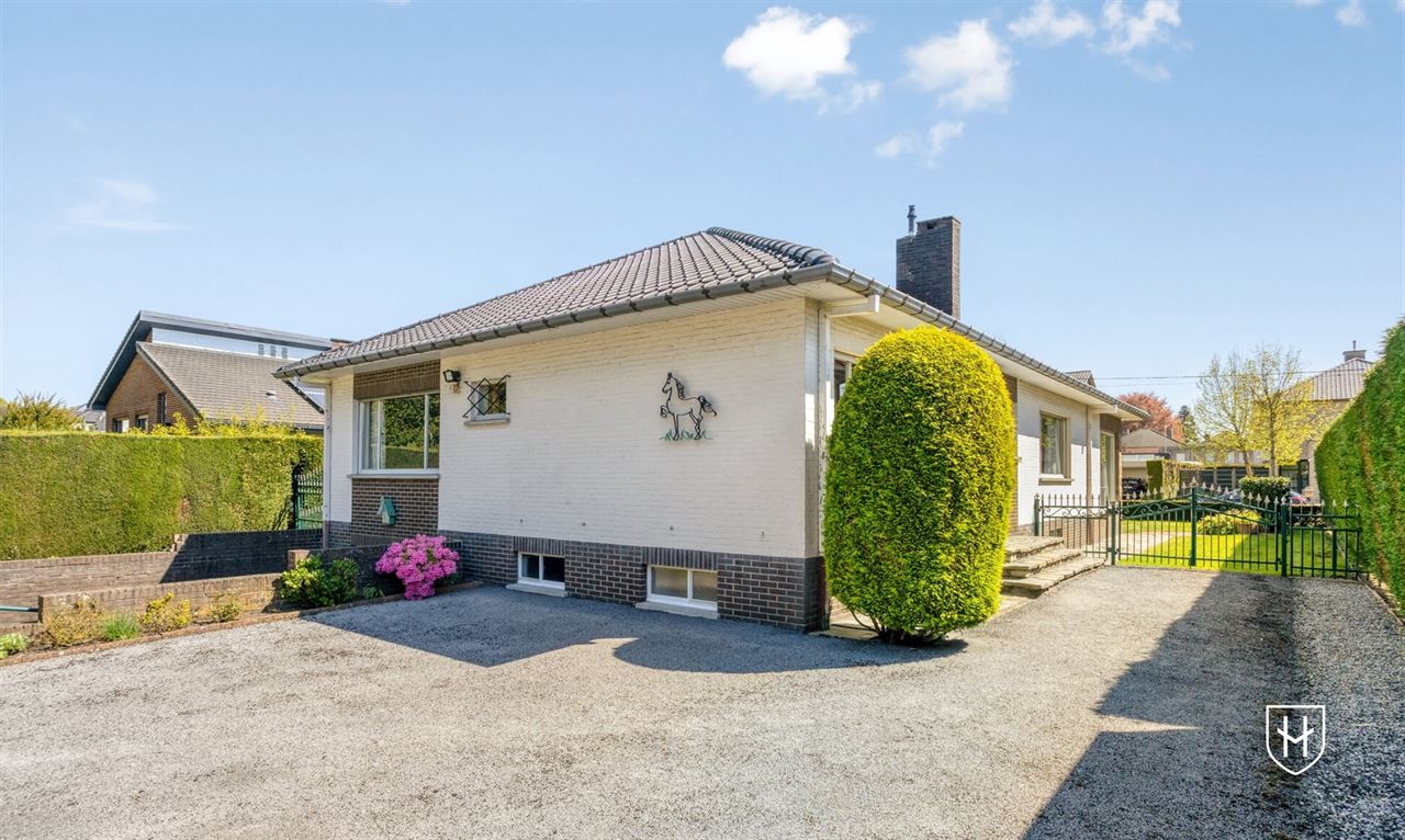 Goed onderhouden bungalowwoning met 3 slaapkamers, gelegen op een mooi perceel van maar liefst 10a 18ca, in een rustige en groene omgeving te Genk.