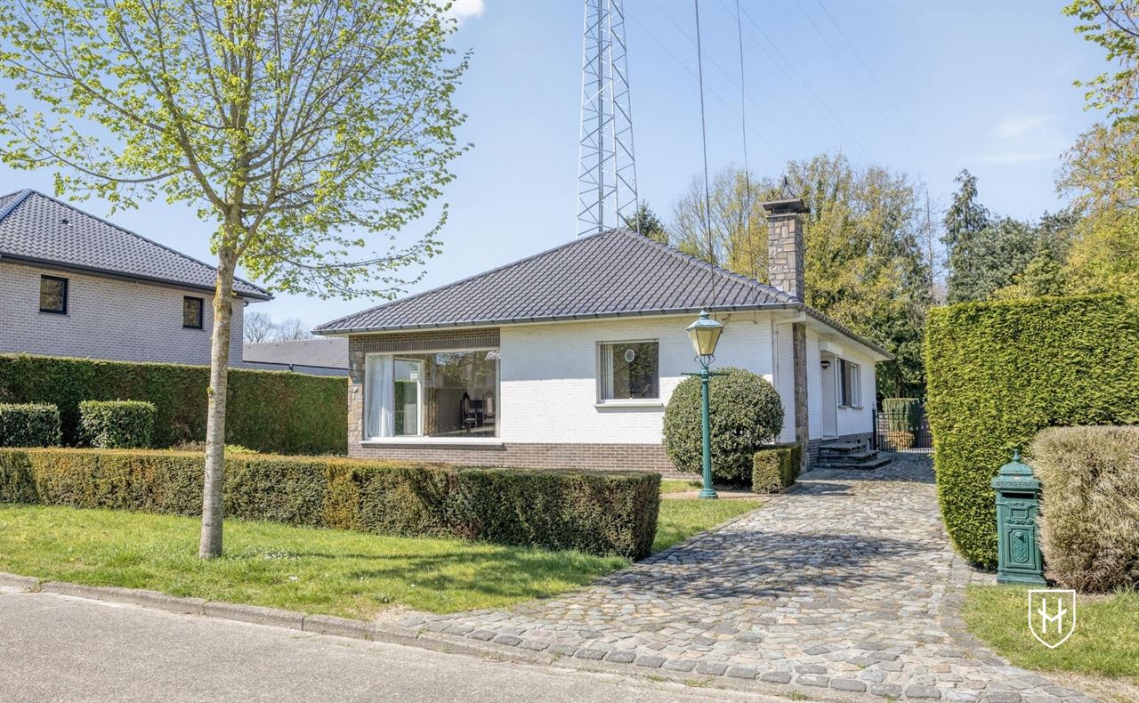 Goed onderhouden bungalowwoning met 3 slaapkamers, gelegen op een mooi perceel van maar liefst 10a 18ca, in een rustige en groene omgeving te Genk.
