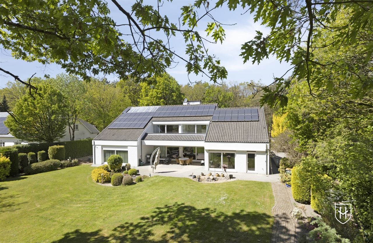 Architecturale villa met riante garage voor 10 wagens en binnenzwembad, op een schitterend perceel van 28a 89ca, prominent gelegen in vermaarde villawijk te Maasmechelen