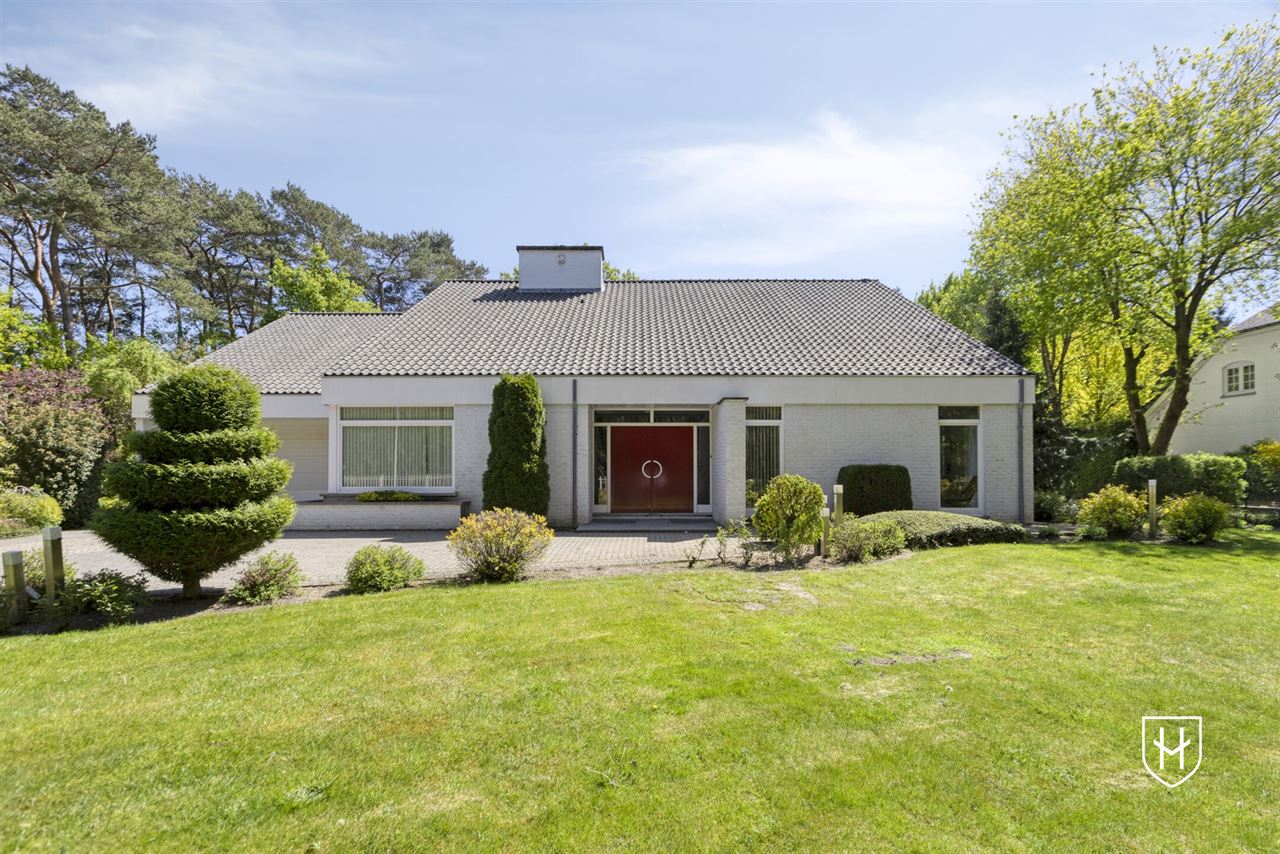 Architecturale villa met riante garage voor 10 wagens en binnenzwembad, op een schitterend perceel van 28a 89ca, prominent gelegen in vermaarde villawijk te Maasmechelen