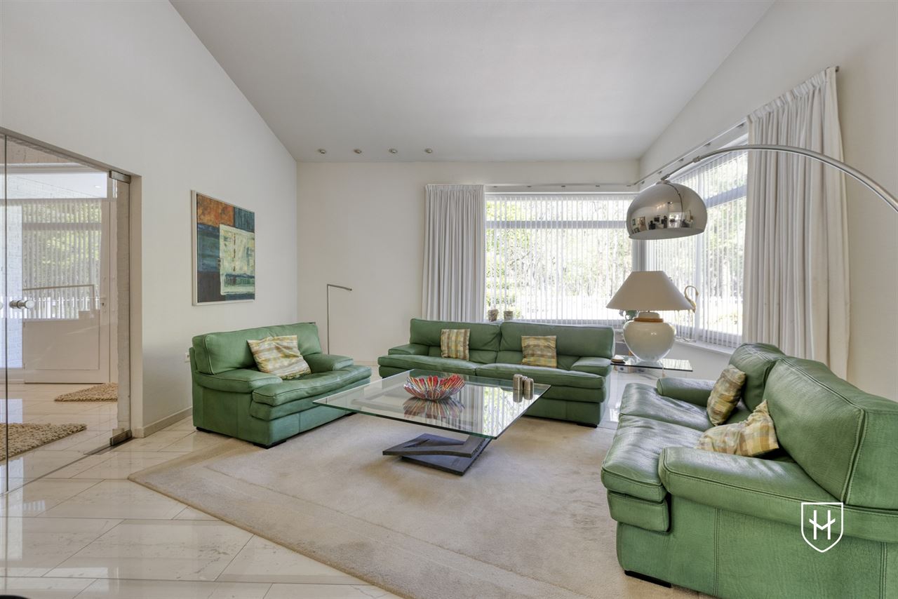 Architecturale villa met riante garage voor 10 wagens en binnenzwembad, op een schitterend perceel van 28a 89ca, prominent gelegen in vermaarde villawijk te Maasmechelen