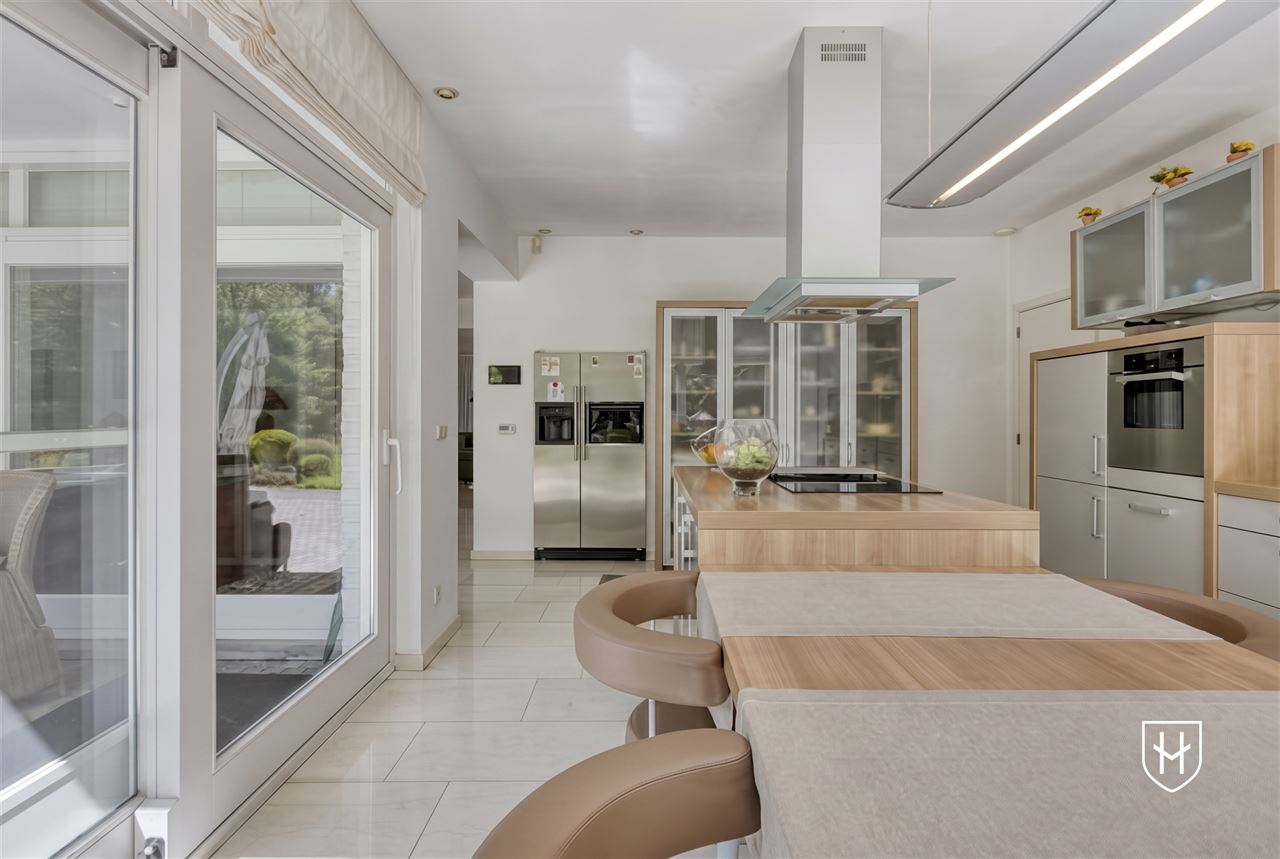 Architecturale villa met riante garage voor 10 wagens en binnenzwembad, op een schitterend perceel van 28a 89ca, prominent gelegen in vermaarde villawijk te Maasmechelen