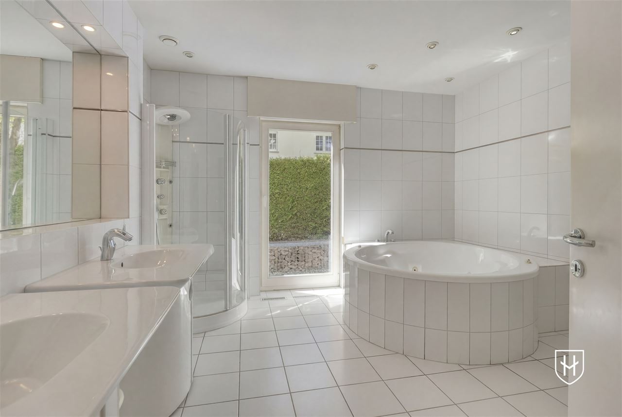 Architecturale villa met riante garage voor 10 wagens en binnenzwembad, op een schitterend perceel van 28a 89ca, prominent gelegen in vermaarde villawijk te Maasmechelen