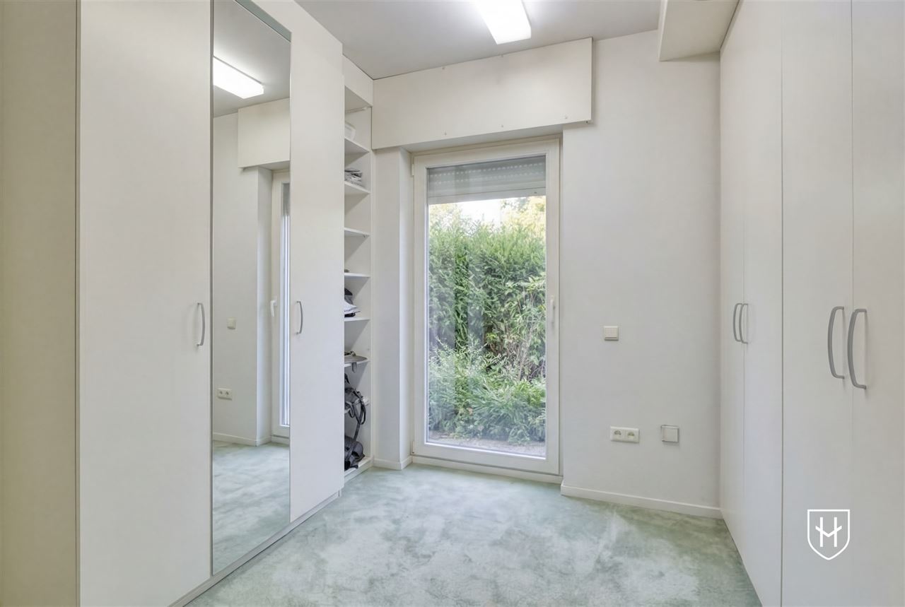 Architecturale villa met riante garage voor 10 wagens en binnenzwembad, op een schitterend perceel van 28a 89ca, prominent gelegen in vermaarde villawijk te Maasmechelen