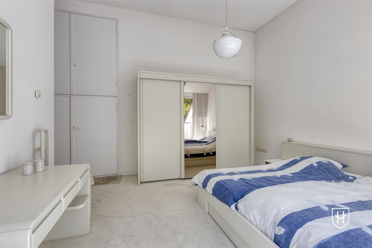 Architecturale villa met riante garage voor 10 wagens en binnenzwembad, op een schitterend perceel van 28a 89ca, prominent gelegen in vermaarde villawijk te Maasmechelen