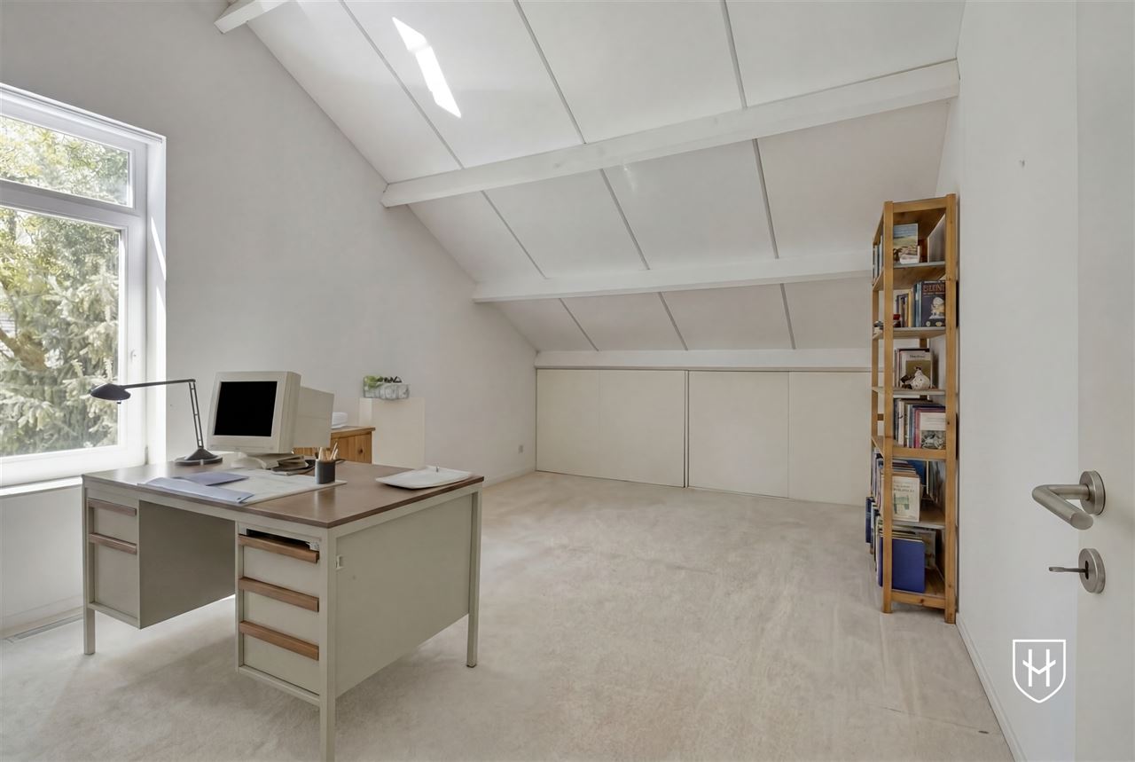 Architecturale villa met riante garage voor 10 wagens en binnenzwembad, op een schitterend perceel van 28a 89ca, prominent gelegen in vermaarde villawijk te Maasmechelen
