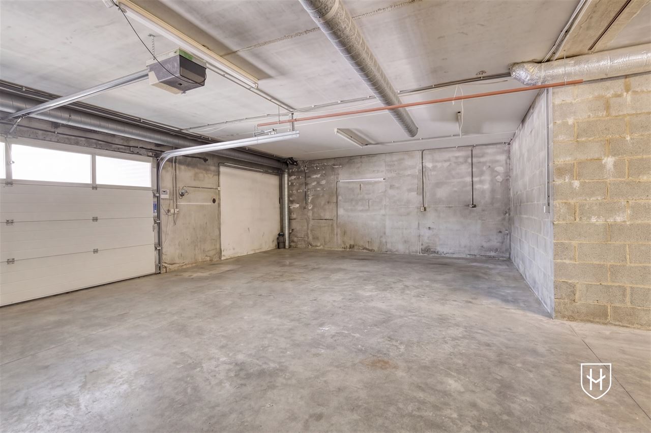 Architecturale villa met riante garage voor 10 wagens en binnenzwembad, op een schitterend perceel van 28a 89ca, prominent gelegen in vermaarde villawijk te Maasmechelen