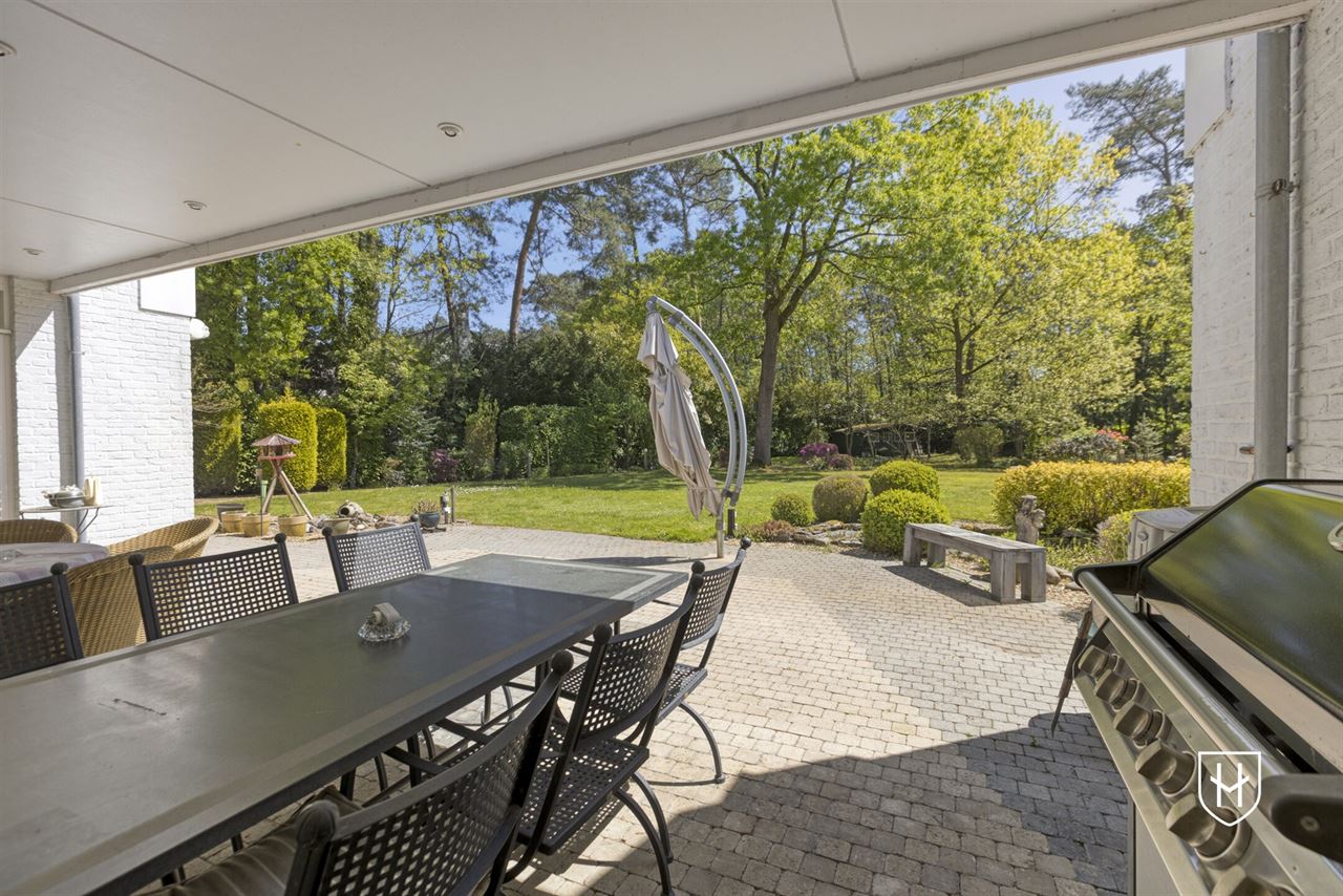 Architecturale villa met riante garage voor 10 wagens en binnenzwembad, op een schitterend perceel van 28a 89ca, prominent gelegen in vermaarde villawijk te Maasmechelen