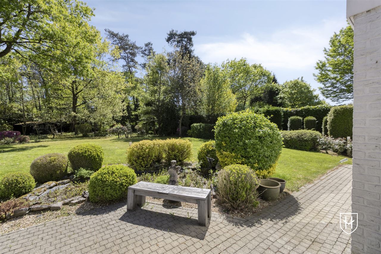 Architecturale villa met riante garage voor 10 wagens en binnenzwembad, op een schitterend perceel van 28a 89ca, prominent gelegen in vermaarde villawijk te Maasmechelen