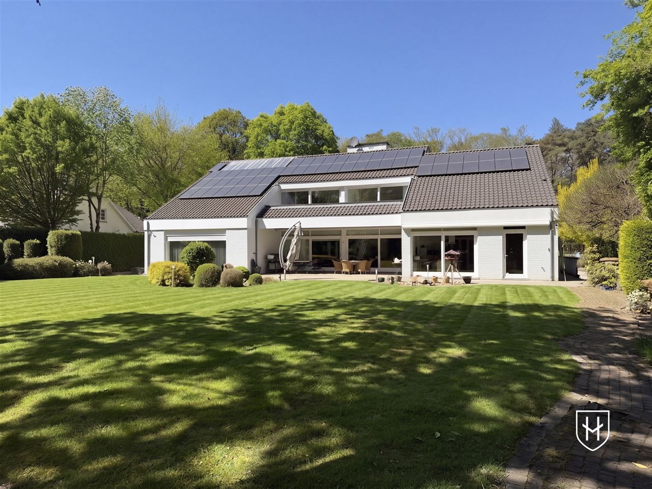 Architecturale villa met riante garage voor 10 wagens en binnenzwembad, op een schitterend perceel van 28a 89ca, prominent gelegen in vermaarde villawijk te Maasmechelen