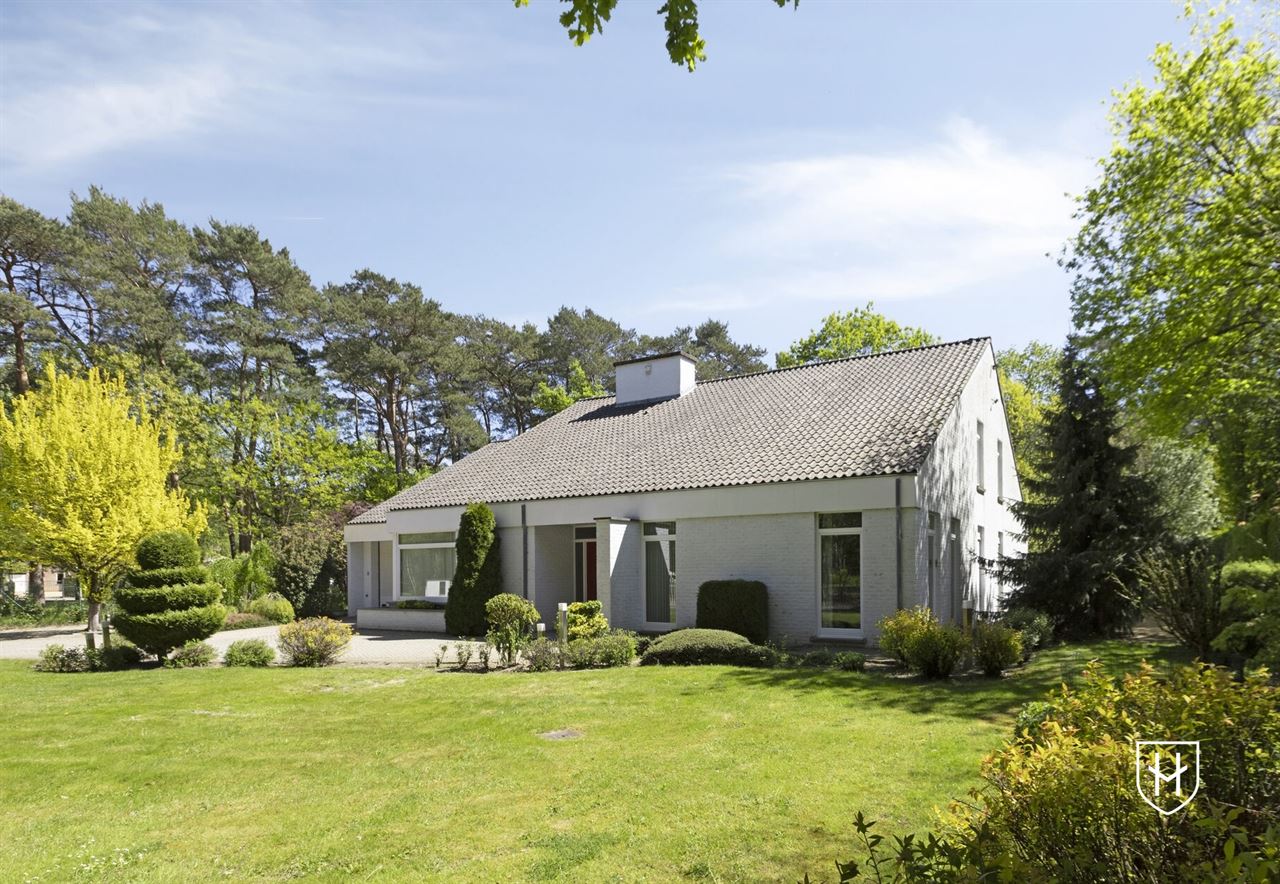 Architecturale villa met riante garage voor 10 wagens en binnenzwembad, op een schitterend perceel van 28a 89ca, prominent gelegen in vermaarde villawijk te Maasmechelen