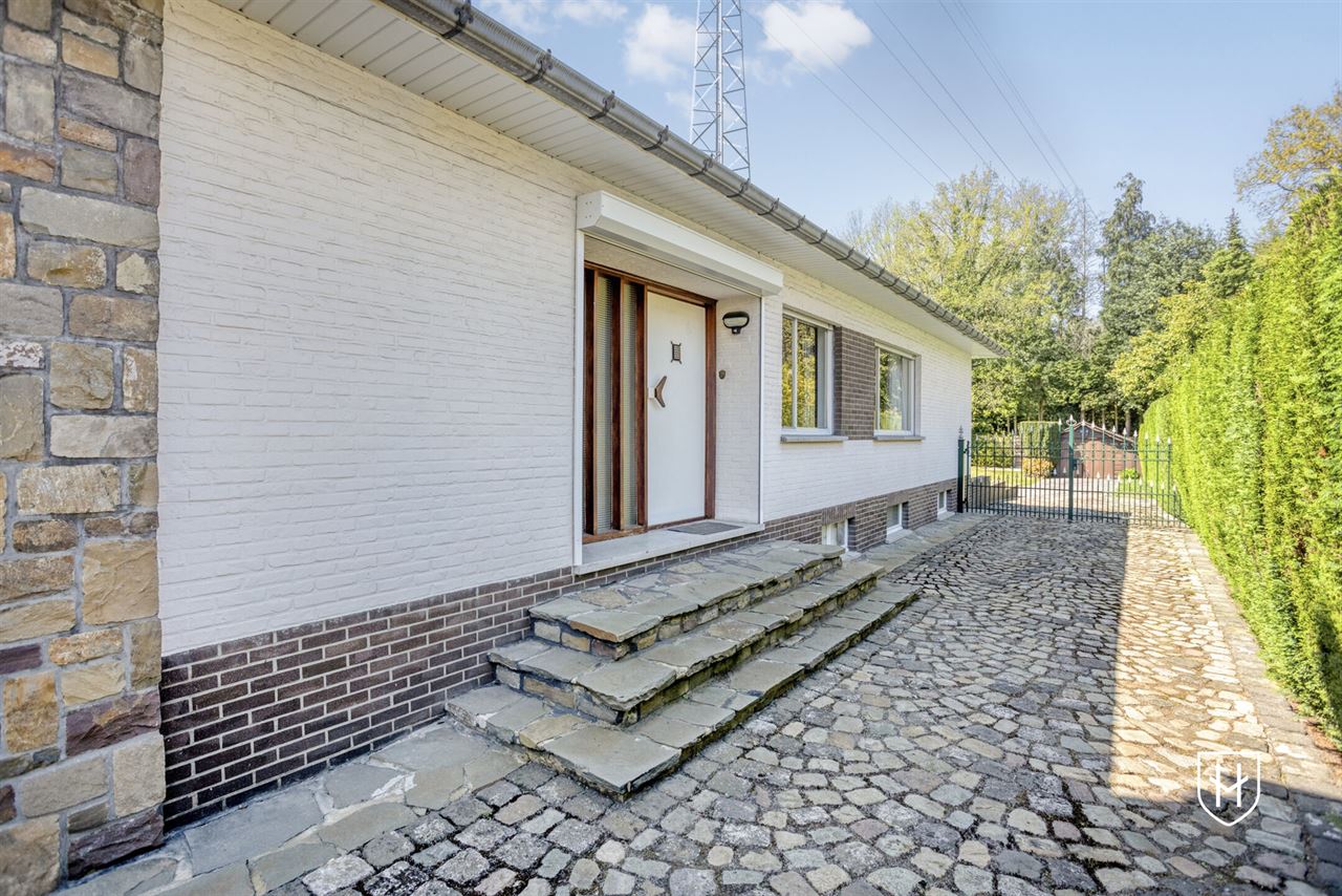 Goed onderhouden bungalowwoning met 3 slaapkamers, gelegen op een mooi perceel van maar liefst 10a 18ca, in een rustige en groene omgeving te Genk.