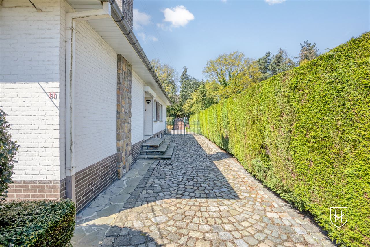 Goed onderhouden bungalowwoning met 3 slaapkamers, gelegen op een mooi perceel van maar liefst 10a 18ca, in een rustige en groene omgeving te Genk.