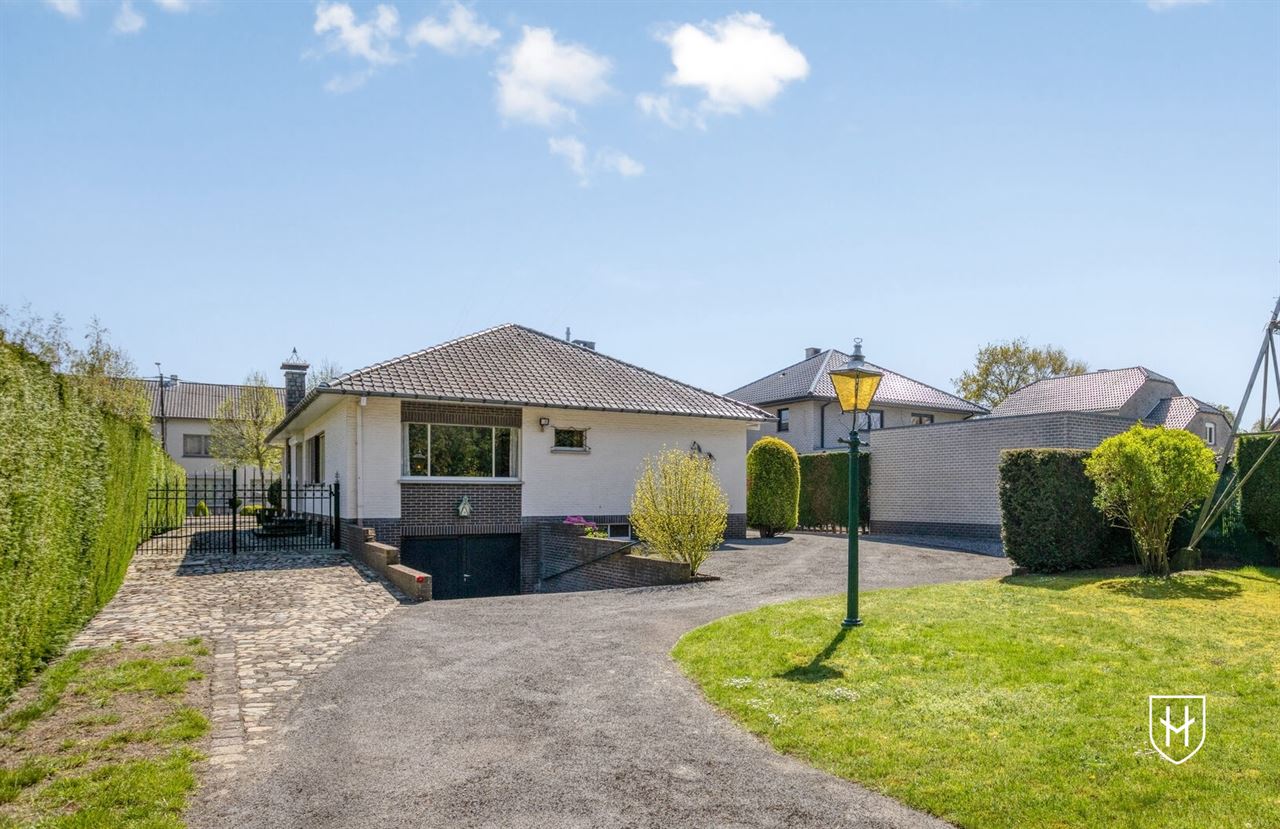 Goed onderhouden bungalowwoning met 3 slaapkamers, gelegen op een mooi perceel van maar liefst 10a 18ca, in een rustige en groene omgeving te Genk.