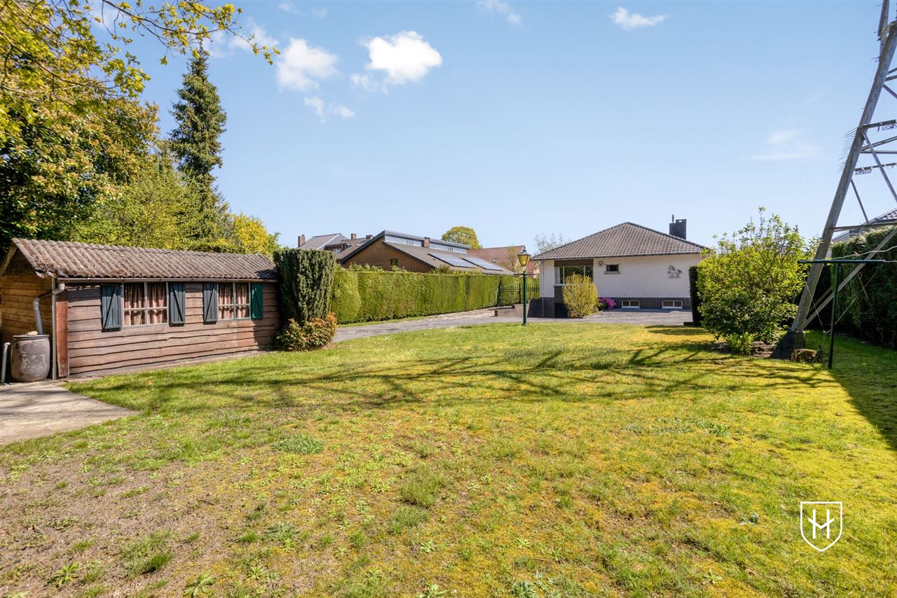 Goed onderhouden bungalowwoning met 3 slaapkamers, gelegen op een mooi perceel van maar liefst 10a 18ca, in een rustige en groene omgeving te Genk.