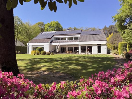 Architecturale villa met riante garage voor 10 wagens en binnenzwembad, op een schitterend perceel van 28a 89ca, prominent gelegen in vermaarde villawijk te Maasmechelen