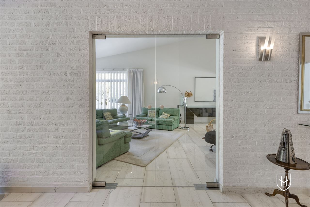 Architecturale villa met riante garage voor 10 wagens en binnenzwembad, op een schitterend perceel van 28a 89ca, prominent gelegen in vermaarde villawijk te Maasmechelen