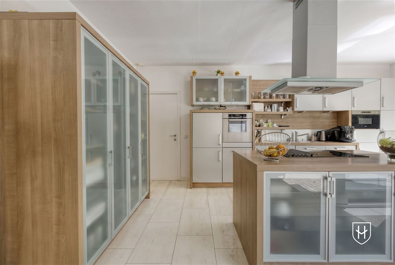 Architecturale villa met riante garage voor 10 wagens en binnenzwembad, op een schitterend perceel van 28a 89ca, prominent gelegen in vermaarde villawijk te Maasmechelen