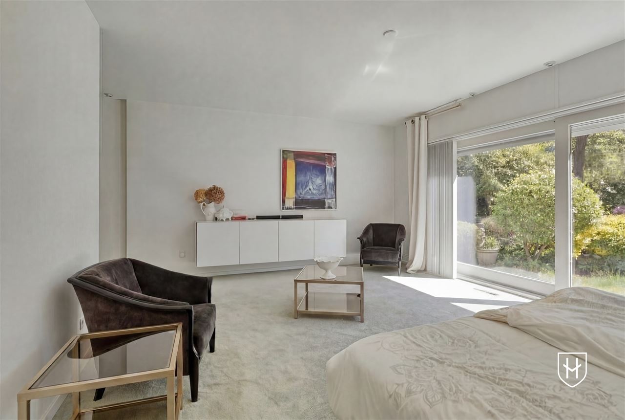 Architecturale villa met riante garage voor 10 wagens en binnenzwembad, op een schitterend perceel van 28a 89ca, prominent gelegen in vermaarde villawijk te Maasmechelen