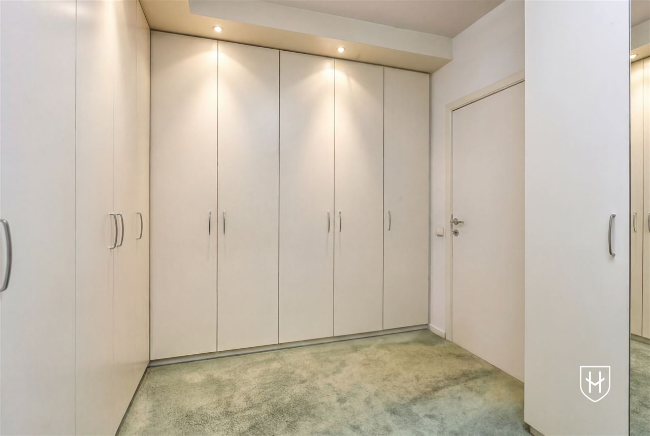 Architecturale villa met riante garage voor 10 wagens en binnenzwembad, op een schitterend perceel van 28a 89ca, prominent gelegen in vermaarde villawijk te Maasmechelen