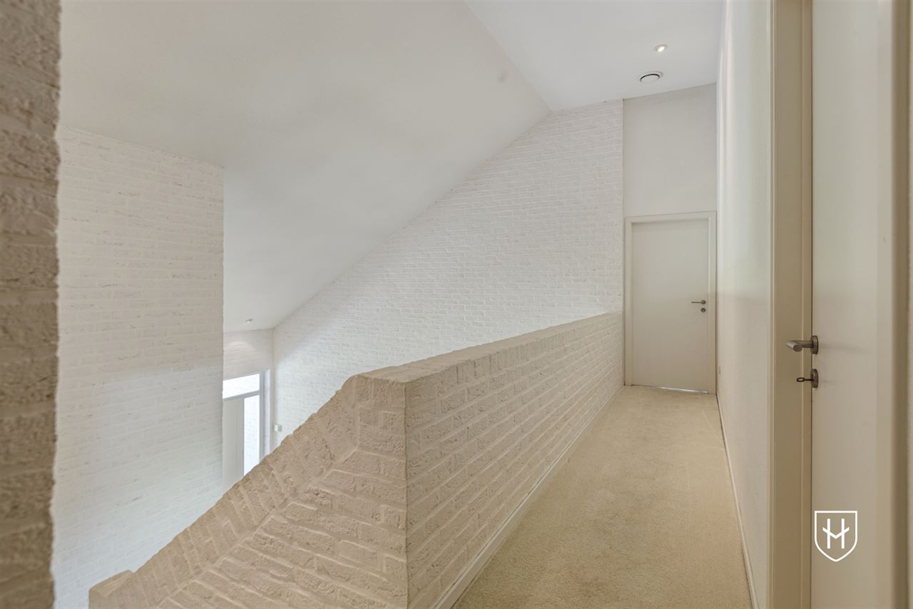 Architecturale villa met riante garage voor 10 wagens en binnenzwembad, op een schitterend perceel van 28a 89ca, prominent gelegen in vermaarde villawijk te Maasmechelen