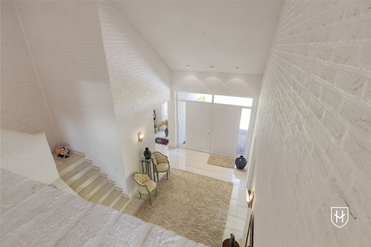 Architecturale villa met riante garage voor 10 wagens en binnenzwembad, op een schitterend perceel van 28a 89ca, prominent gelegen in vermaarde villawijk te Maasmechelen