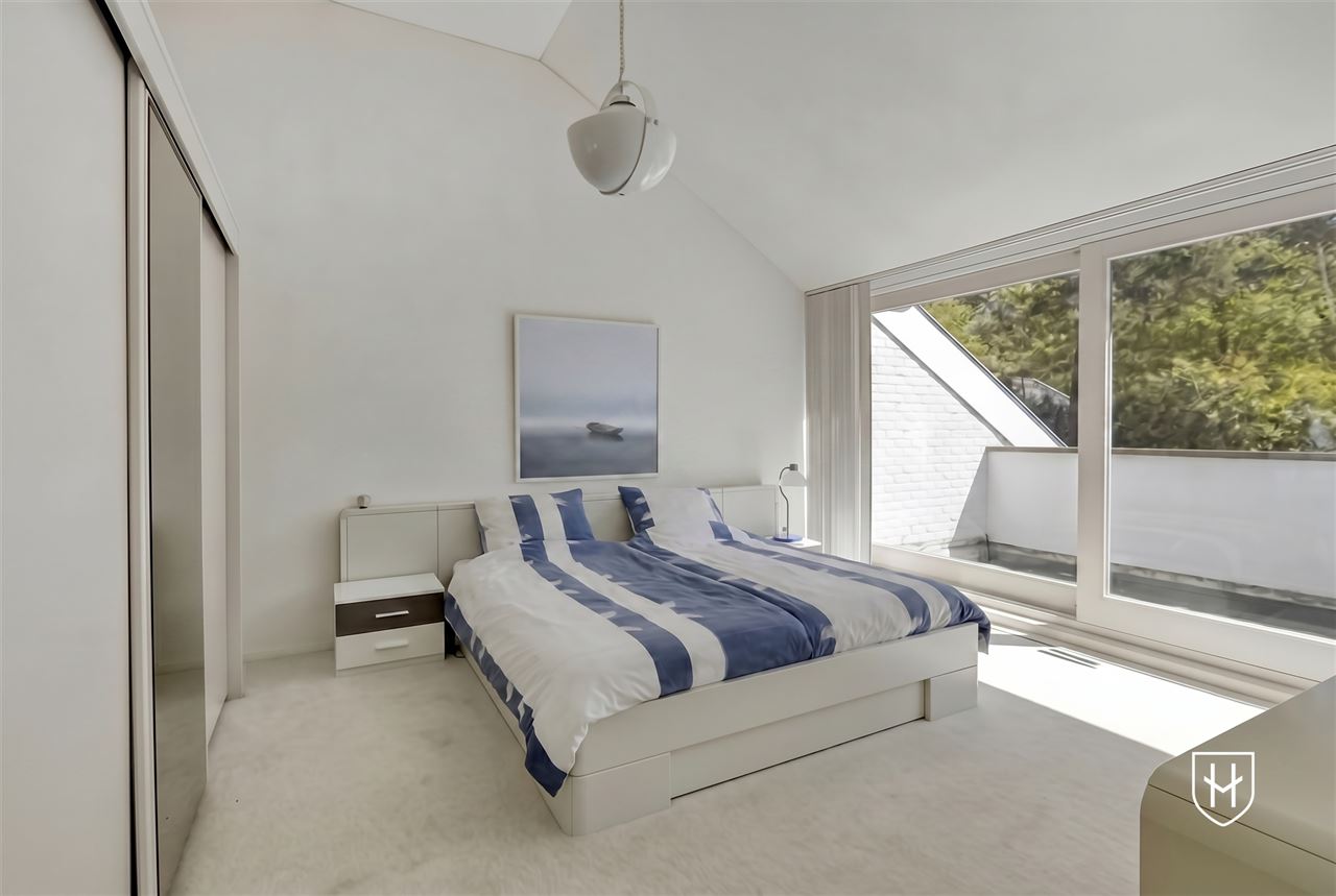 Architecturale villa met riante garage voor 10 wagens en binnenzwembad, op een schitterend perceel van 28a 89ca, prominent gelegen in vermaarde villawijk te Maasmechelen