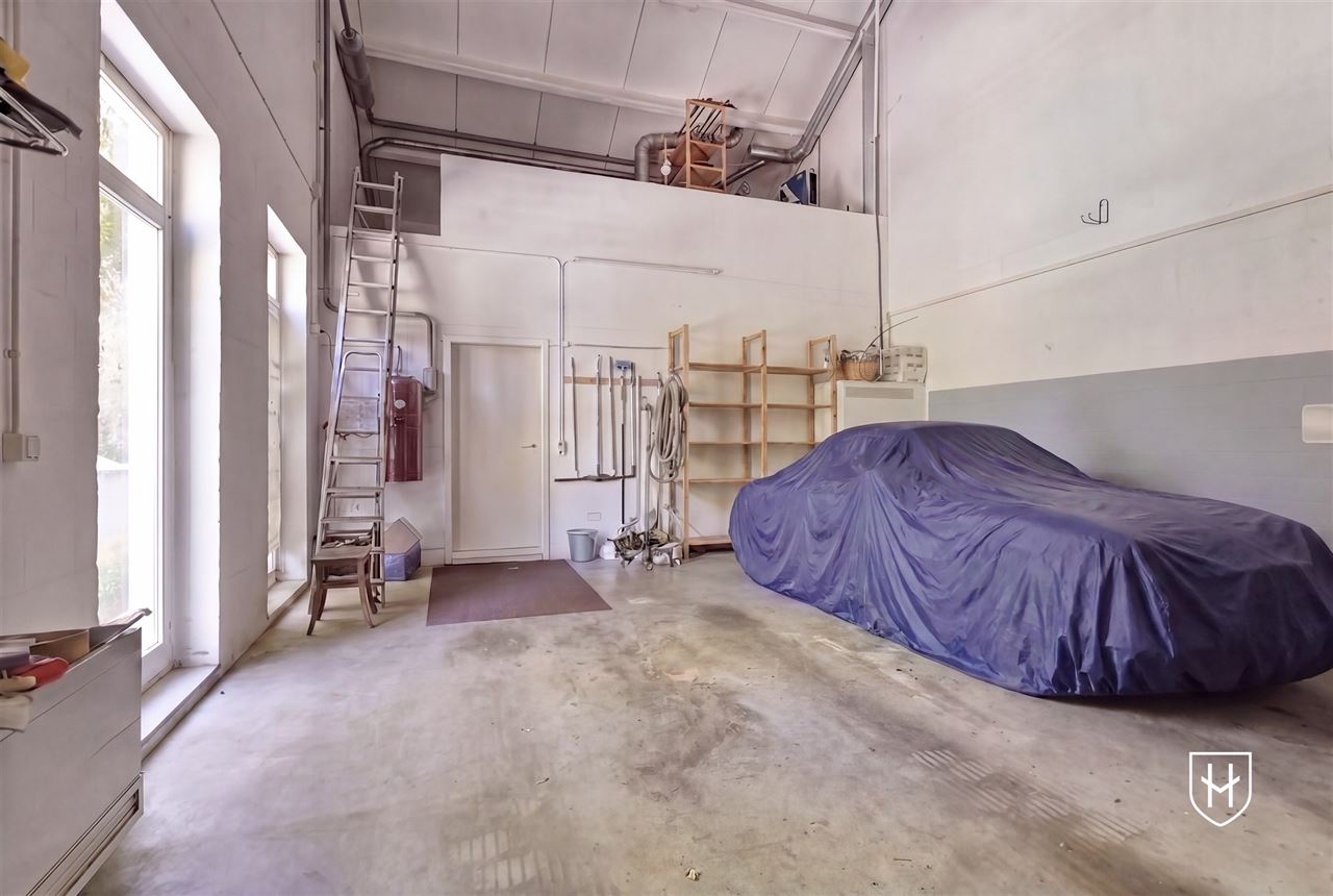 Architecturale villa met riante garage voor 10 wagens en binnenzwembad, op een schitterend perceel van 28a 89ca, prominent gelegen in vermaarde villawijk te Maasmechelen